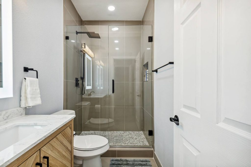 Full bathroom 2