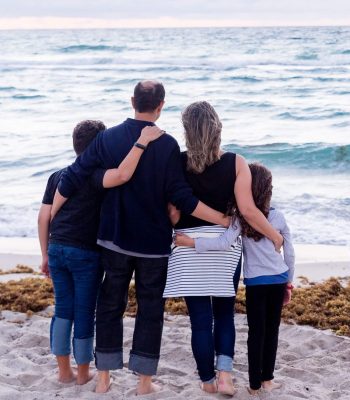 patricia-prudente-family-on-beach-unsplash